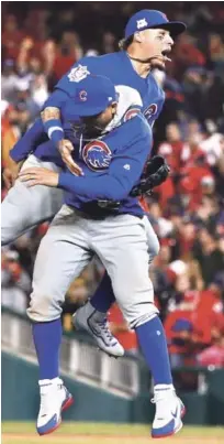  ?? AP ?? Jon Jay y Javier Báez, de los Cachorros de Chicago, celebran tras la victoria sobre los Nacionales de Washington en el quinto partido de la Serie Divisional de la Liga Nacional.