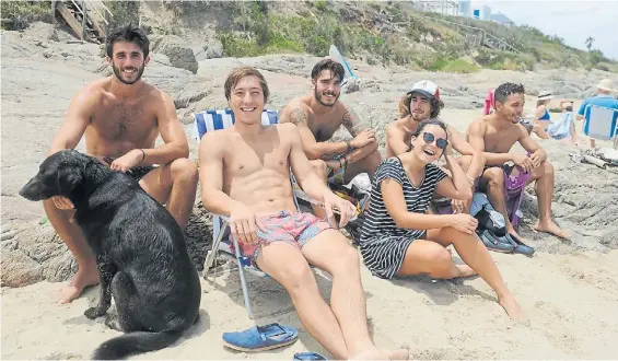  ?? G. R. ADAMI ?? Playa Low Cost. La norma de los jóvenes en Punta del Este es casi no gastar nada de día y usar los ahorros para divertirse de noche.