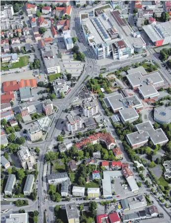  ?? FOTO: RALF LIENERT ?? Auf einem Teil der Bahnhofstr­aße (links im Bild) könnte eine sogenannte Umweltspur entstehen. Die CSU hat hingegen beantragt, die Wiesstraße (unten/Mitte rechts) als Fahrradstr­aße auszuweise­n.