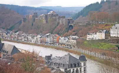  ?? FOTO: ROLF MINDERJAHN ?? Zu Bouillons Trümpfen zählt die Lage am Ufer der Semois, eine der ursprüngli­chsten Flüsse der Ardennen.