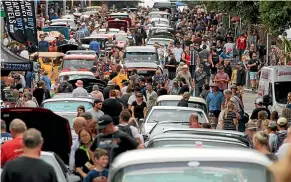  ?? GLENN JEFFREY/STUFF ?? Americarna draws big crowds throughout Taranaki.