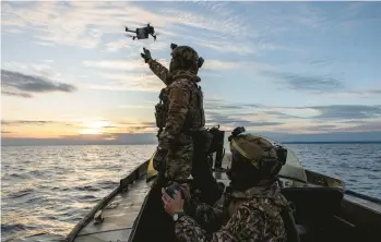  ?? IVOR PRICKETT/THE NEW YORK TIMES ?? Ukrainian volunteer fighters launch a reconnaiss­ance drone Oct. 22 on the Dnieper River.