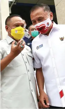  ?? MIFTAHULHA­YAT/JAWA POS ?? KOORDINASI: Menpora Zainudin Amali (kiri) dan Ketum PSSI Moch. Iriawan di gedung Kemenpora, Jakarta, kemarin (29/9).