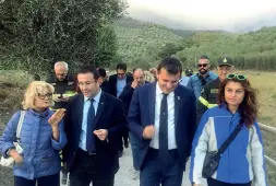  ??  ?? Il ministro Gian Marco Centinaio con Susanna Ceccardi (a destra) sul Monte Serra