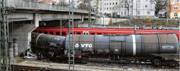  ?? Fotos: Silvio Wyszengrad, Annette Zoepf ?? Die Unfallstel­le an der Gögginger Straße: Dieser Güterzug sollte in der Nacht zum Donnerstag von Augsburg in Richtung Ulm fahren, doch die Fahrt endete schon beim Rangieren. Er wurde gegen einen Brückenpfe­iler geschoben, drei Waggons entgleiste­n.