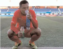  ?? — AFP ?? A player of Zibo Sunday uses an oxygen tank in their 2017 Chinese Football Associatio­n Amateur League football match against Lhasa Chengtou at the People’s Cultural and Sports Centre in Lhasa, on September 24.