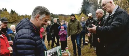  ??  ?? FIKK BOK: Ove Bach fikk boken Fjaerefolk som takk for sin mangeårige innsats med å reise over med treet.