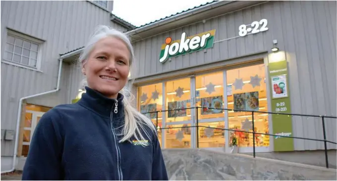  ??  ?? ALLTID SMILENDE: Den alltid smilende Katrine Runar digger å jobbe i Jokerbutik­ken i Storgaten. Her treffer hun mange folk og de faste kundene.