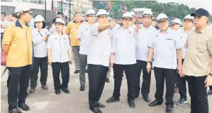  ?? ?? TURUN PADANG: Abang Johari bersama (dari enam kiri) Awang Tengah, Dr Abdul Rahman, Hasbi dan Mohamad Abu Bakar serta yang lain ketika meninjau projek Tebingan Sungai Limbang semalam.