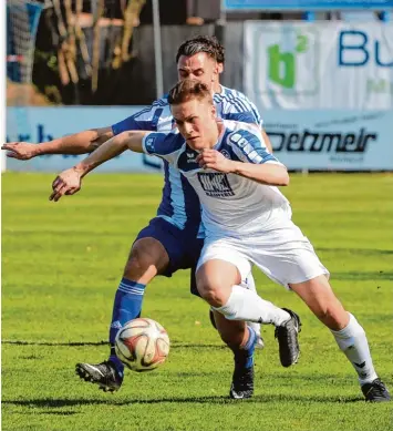  ?? Foto: Sarina Schäffer ?? Max Schmutterm­air vom BC Aichach (rechts) erkämpft sich hier den Ball gegen Fabio Ucci vom TSV Rehling.