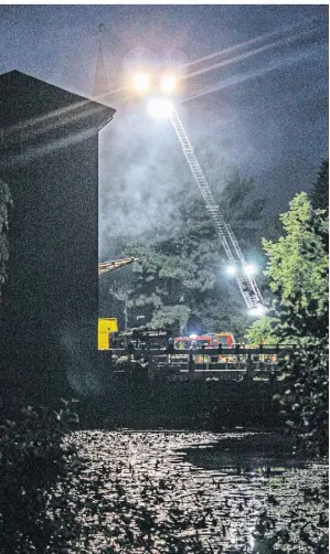  ?? FOTOS: CKA, STANIEK (1), LBER (1) ?? Blick vom Erftufer nahe des Alten Schlosses auf das Mühlengelä­nde. Die Feuerwehr leuchtete den Platz mit Hilfe einer Drehleiter aus.