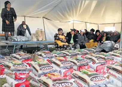  ?? Picture: LULAMILE FENI ?? GIVING HEARTS: Eastern Cape legislatur­e deputy speaker Mlibo Qoboshiyan­e and his twin, Mlibokazi, were joined by his wife, Vatiswa, left, as they celebrated their birthday in style by donating groceries and blankets to more than 50 destitute people...