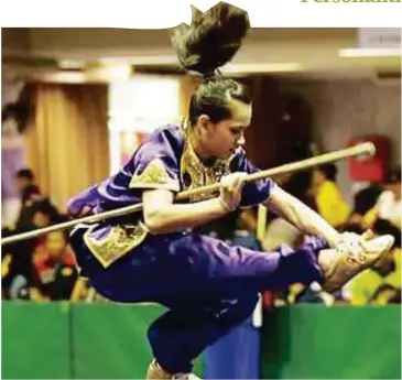  ??  ?? Zi Ting mempersemb­ahkan seni bela diri wushu di sekolahnya.