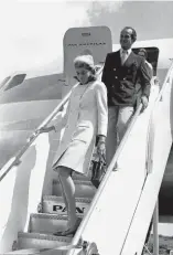  ?? OGM ?? En esta foto vemos a la señora Patricia Kennedy descender del avión al momento de su llegada el 20 de octubre de 1967, a la terminal aérea del aeropuerto Cabo Caucedo hoy, (AILA) junto a Oscar de la Renta para asistir al desfile de moda del diseñador.