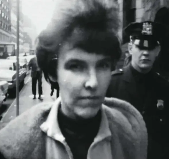  ??  ?? Valerie Solanas, con un policía a su lado, después de entregarse por disparar a Andy Warhol