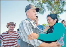  ??  ?? Abrahán Fehr (padre) saluda a Obdulia Florencian­o, madre de Edelio. Detrás aparece don Apolonio Morínigo.