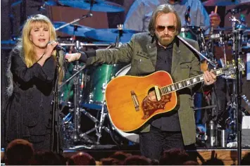  ?? Foto: Kevork Djansezian, afp ?? Noch im Februar dieses Jahres war Rocklegend­e Tom Petty etwa in Los Angeles auf der Bühne gestanden – hier mit Stevie Nicks, als Fleetwood Mac Sängerin selbst eine Legende.