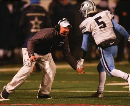  ?? DAVID TURBEN — FOR THE NEWS-HERALD ?? Kenston coach Jeff Grubich congratula­tes Jack Porter during the Bombers’ win over Canfield in a Division III regional championsh­ip game Nov. 16. Grubich will lead the Bombers into a state semifinal against Columbus Eastmoor on Nov. 23.