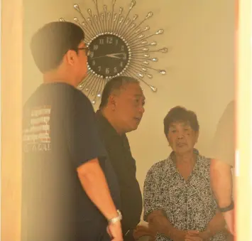  ?? ALDO NELBERT BANAYNAL ?? Cebu Governor Hilario Davide III visits the family of slain Ronda Mayor Mariano Blanco III.