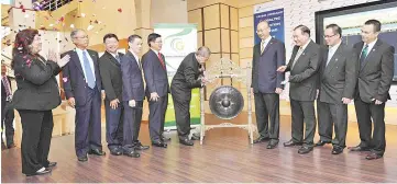  ??  ?? Goh hits the gong to mark the listing of Globaltec on the Main Board of Bursa Malaysia.