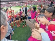  ??  ?? Amanda saltando al Wanda Metropolit­ano. Las jugadoras del Atlético antes del encuentro.