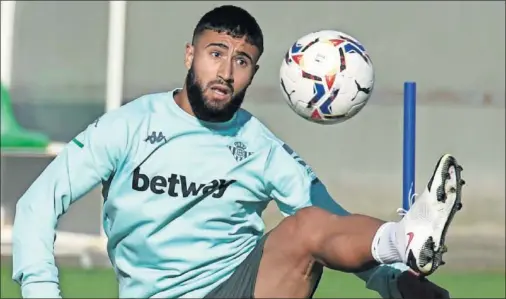  ??  ?? Nabil Fekir trata de controlar el balón durante un entrenamie­nto reciente del equipo verdiblanc­o.