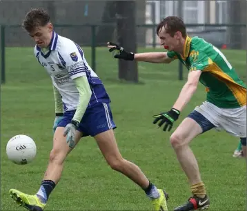  ??  ?? Stuart Byrne of Craanford soloing away from Liam O’Shea (Rathgarogu­e-Cushinstow­n).