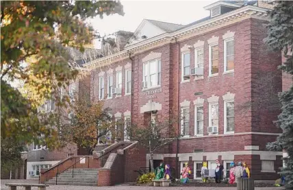  ?? Brian A. Pounds/Hearst Connecticu­t Media ?? Old Greenwich School in November. The school was built in 1902.