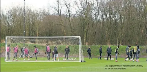  ??  ?? Los jugadores del Manchester United, en un entrenamie­nto.