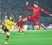  ?? AP PHOTO ?? Bayern Munich’s Thomas Mueller (right) challenges Borussia Dortmund’s Julian Weigl during their match on Saturday.