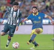  ?? ?? El ariete Henry Martín (derecha) disputa el balón con Pedro Peraza