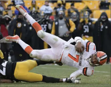  ?? DON WRIGHT — THE ASSOCIATED PRESS ?? Browns quarterbac­k DeShone Kizer is upended by Steelers free safety William Gay (22) during the second half Dec. 31.