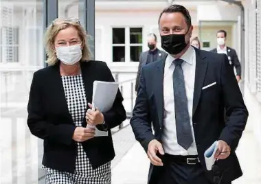  ?? Foto: Chris Karaba ?? Gesundheit­sministeri­n Paulette Lenert und Premier Xavier Bettel auf dem Weg zur Pressekonf­erenz. Zuvor hatte das Kabinett zahlreiche Erleichter­ungen für die Bürger beschlosse­n.