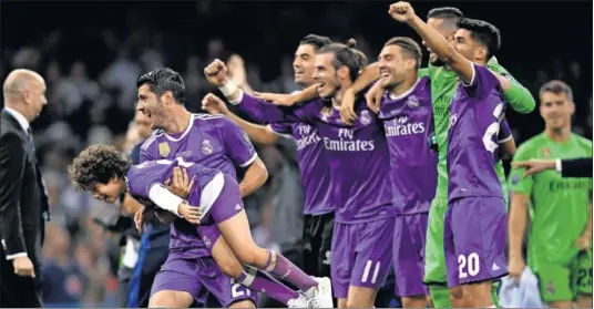  ??  ?? UNIÓN TOTAL. Morata, Bale, Kovacic, Casilla y Asensio, todos ellos suplentes en Cardiff, festejan juntos el triunfo sobre el césped.