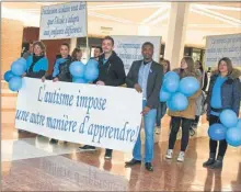  ??  ?? Visite d’une délégation de l'associatio­n Autisme 82 à l'hôtel du Départemen­t vendredi, à l'occasion de la journée mondiale de l'autisme