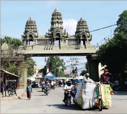  ?? POST PIX ?? Workers drive through the Poipet-Aranyaprat­het border crossing.