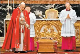  ?? ANDREAS SOLARO/AFP ?? El pontífice en la ceremonia fúnebre.