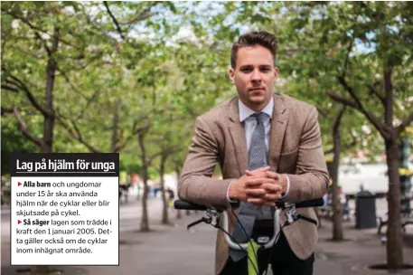  ?? FOTO: TOMAS MELIN ?? HJÄLMLÖS. Lorentz Tovatt (MP) cyklar utan hjälm för att ”visa att cykling inte är farligt.”