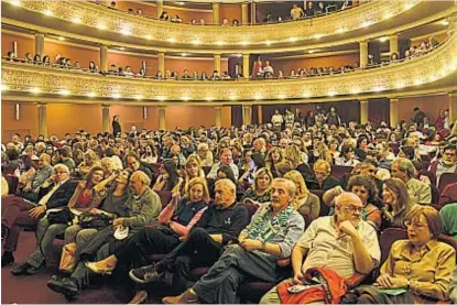  ?? (LA VOZ/ARCHIVO) ?? Espectador­es en el teatro Real. La imagen parece parte de un pasado.