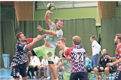  ?? ACHIM BLAZY RP-FOTO: ?? Andre Loschinski war auch von mehreren Angermunde­r Abwehrspie­lern kaum zu bremsen und erzielte fünf Tore.