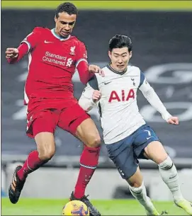  ?? FOTO: AP ?? Joel Matip pugna con Son
El central fue sustituido en el descanso ante el Tottenham