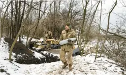  ?? TYLER HICKS/THE NEW YORK TIMES ?? Ukrainian soldiers load a howitzer Tuesday in the Donbas region. Ukrainian and Russian troops are firing thousands of rounds every day, U.S. officials say.
