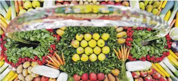  ?? FOTO: DPA ?? Obst und Gemüse so viel man will: Das ist das Prinzip des Basenfaste­ns.