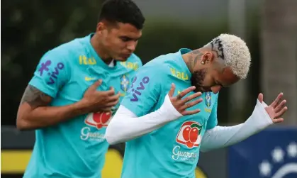  ?? ?? Thiago Silva (left) has reportedly tried to talk Neymar into joining Chelsea. Photograph: Alexandre Schneider/Getty Images