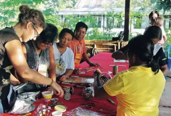  ?? COMUNDO ?? Durante un atelier di riciclaggi­o con un gruppo di agricoltor­i