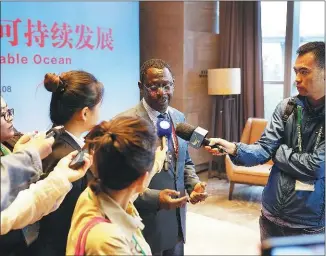  ?? LIN YUYANG / FOR CHINA DAILY ?? A delegate shares his views on the sustainabl­e developmen­t of the marine economy during the event.