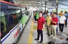  ?? — Bernama photo ?? Transport jinister Anthony ioke (left) flagging off the iight oail Transit (ioT) operations between jasjid Jamek and Bandaraya stations yesterday.