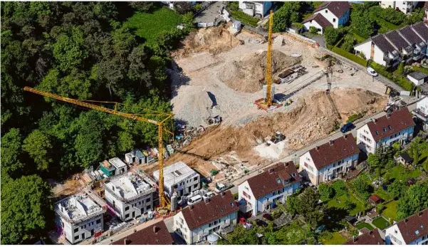  ?? Fotos: Geyer-luftbild ?? Auf dem 6300 Quadratmet­er großen Gelände der früheren Waldkirche an der Hölderlins­traße sind laut der BW Projektent­wicklungs Gmbh 70 Prozent der Doppelhaus-hälften und Reihenhäus­er bereits verkauft.