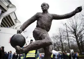  ?? Arkivbild: Petter Arvidson ?? Gunnar Gren-statyn utanför Gamla Ullevi.