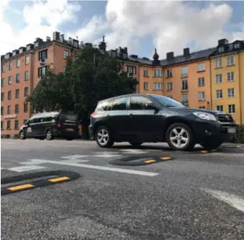  ?? FOTO: PER BRANDT ?? BORTA. De tillfällig­a farthindre­n har tagits bort och nya permanenta ska komma på plats i augusti.